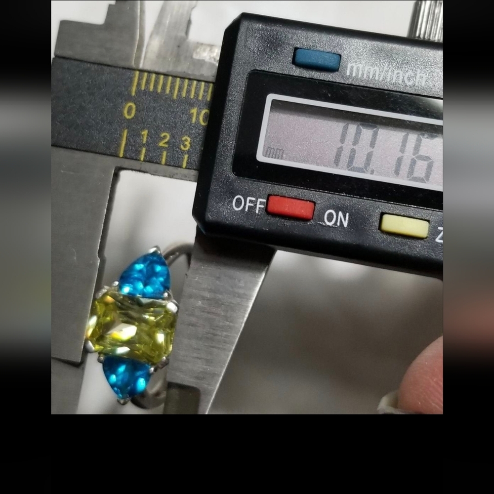 10k White Gold Aqua & Yellow Emerald Trillion cut three stone ring - Picture 9 of 10